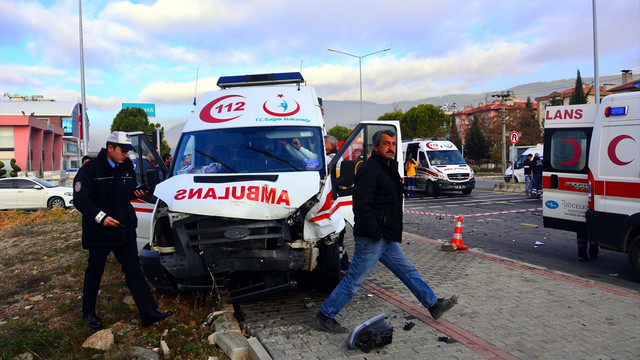 Hasta taşıyan ambulans kaza yaptı: 4 yaralı