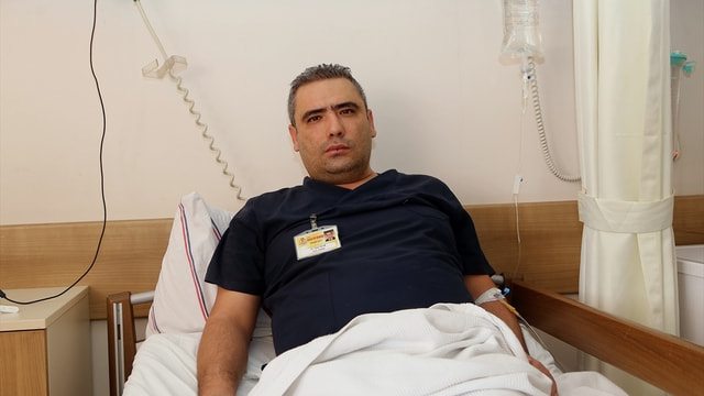 Hasta yakını acil serviste görevli doktoru darbetti