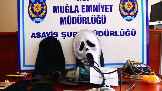 Hayalet maskesi ile soygun güvenlik kamerasında