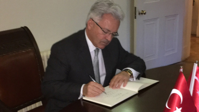 İngiliz bakandan Türk Büyükelçiliğine taziye ziyareti