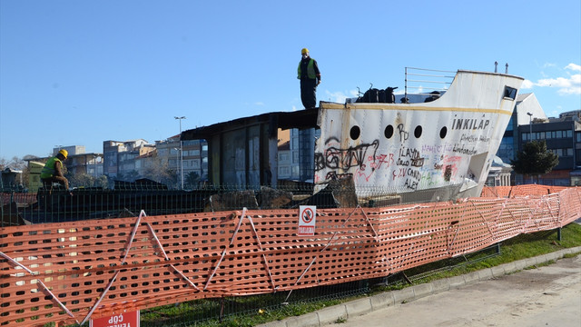 İnkılap Vapuru'nun sökümüne başlanması