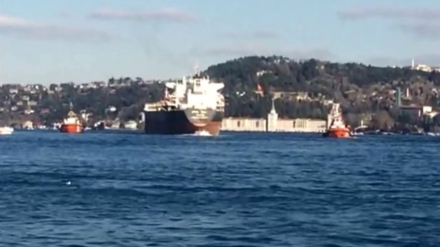 İstanbul Boğazında petrol tankerinin dümeni kilitlendi!