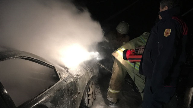İzmir'de seyir halindeki otomobil yandı