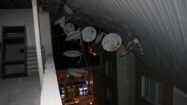 İzmir'de şiddetli rüzgar çatıyı uçurdu