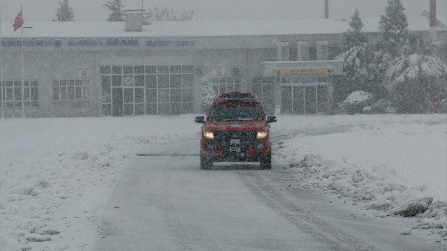 Kahramanmaraş'ta hava ulaşımına kar engeli