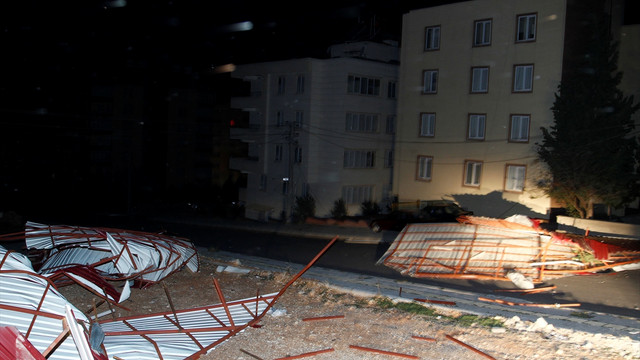 Kahramanmaraş'ta şiddetli rüzgar çatıları uçurdu