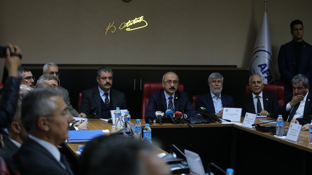 Kalkınma Bakanı Lütfi Elvan: (Mersin'deki sel) Selden şu ana kadar 851 ev ve iş yerinin tahrip olduğunu görüyoruz. Selden etkilenen araç sayısı ise 331. Tüm kamu kurum ve kuruluşlarımız yoğun bir çalışmayı sürdürüyorlar.