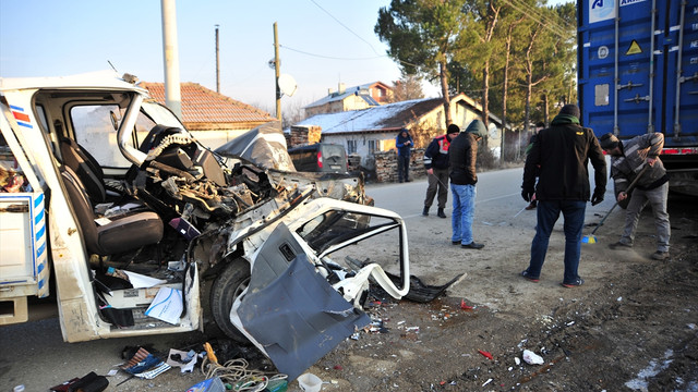 Kamyonet park halindeki tıra çarptı: 2 yaralı