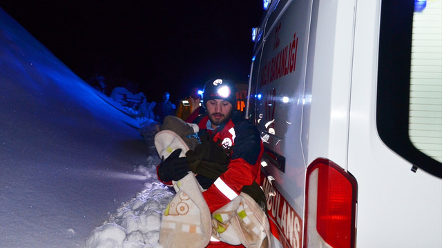 Kar geçit vermeyince hastaya yürüyerek ulaştılar