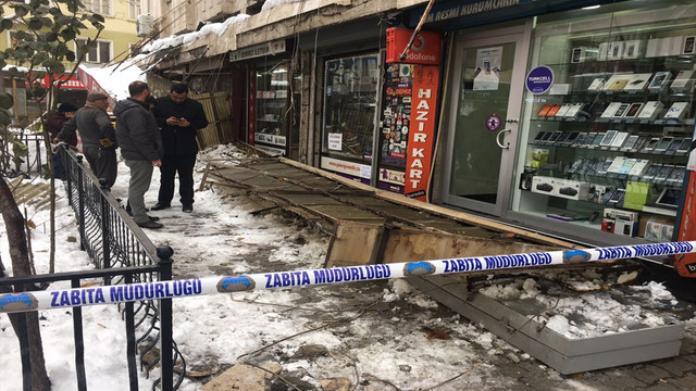 Kar nedeniyle iş yerlerinin gölgelik saçakları çöktü
