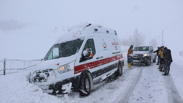 Kar nedeniyle mahsur kalan hasta hastaneye ulaştırıldı