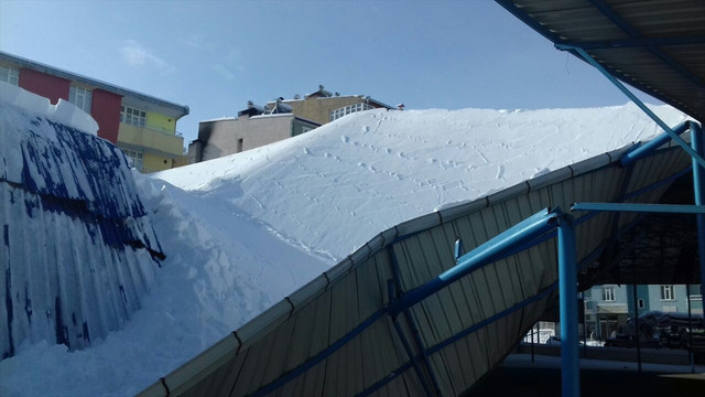 Kar nedeniyle pazar yerinin çatısı çöktü