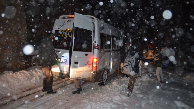 Kar ve tipide mahsur kalan öğrenci ve vatandaşlar kurtarıldı