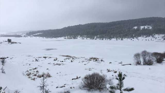 Karabük'te göletler buz tuttu