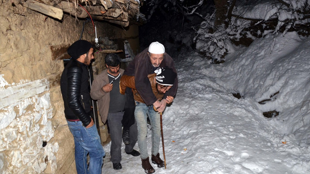 Kardan yolu kapanan mezradaki hasta kurtarıldı