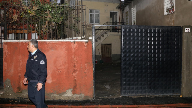 Karısına kızıp evini ateşe verdi, bir kişiyi bıçakladı