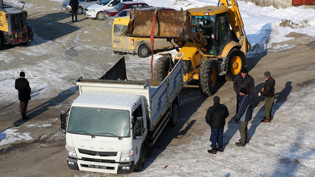 Karla mücadele edecek iş makinelerine soğuk hava engeli