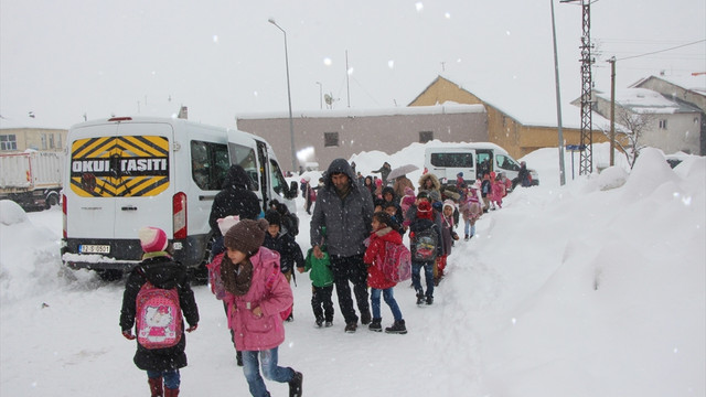 Karlıova'da eğitime kar engelli
