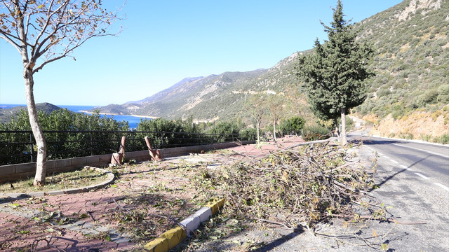 Kaş'ta kuvvetli fırtına etkili oldu