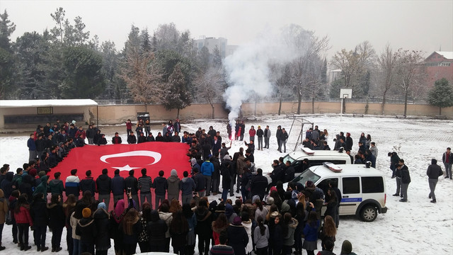 Kavga ihbarı için gelen polislere Türk bayraklı sürpriz