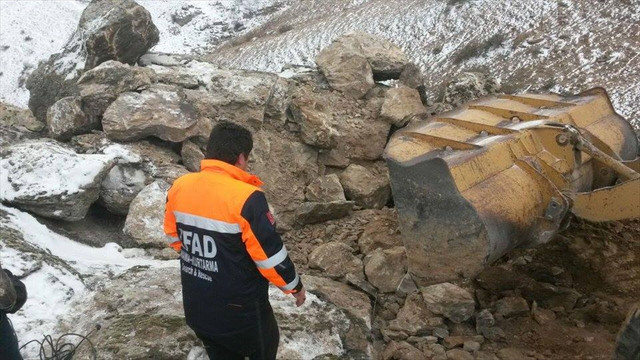 Kayalıklara sıkışan köpek 8 gün sonra kurtarıldı