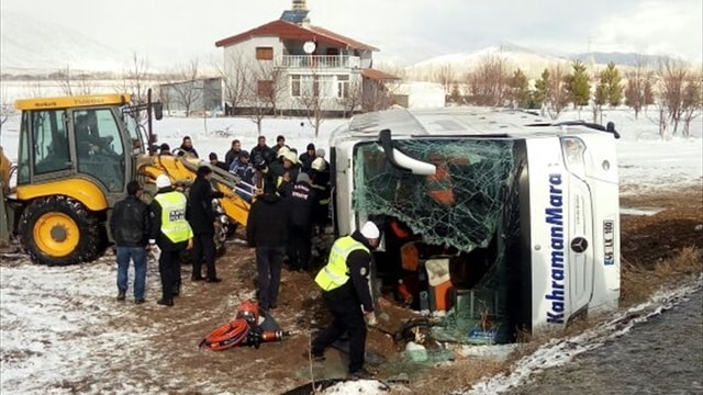 Kayseride 2 yolcu otobüsü devrildi
