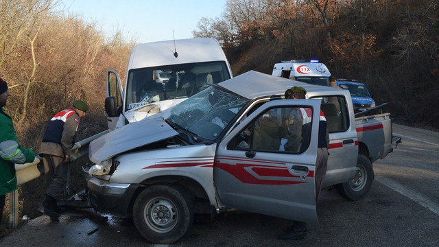 Keşan'da yolcu minibüsü ile kamyonet çarpıştı: 9 yaralı