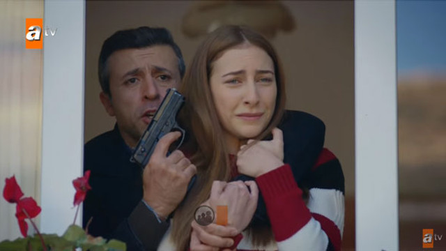 Kırgın Çiçekler 64. yeni bölümde kızlar zor durumda kalıyor