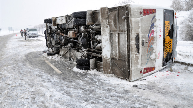 Kırıkkalede midibüs devrildi: 26 yaralı
