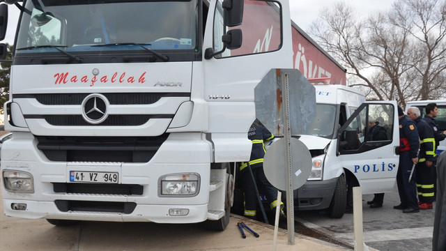 Kırklareli'nde polis minibüsü ile tır çarpıştı: 11 yaralı