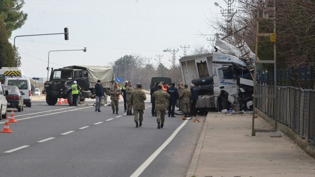 Kırklareli’nde askeri araç ile tır çarpıştı: 2si asker 3 yaralı