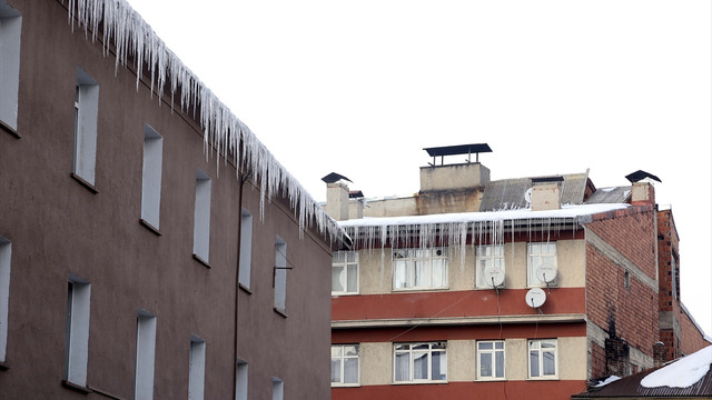 Kış kentinde buz sarkıtlarıyla mücadele