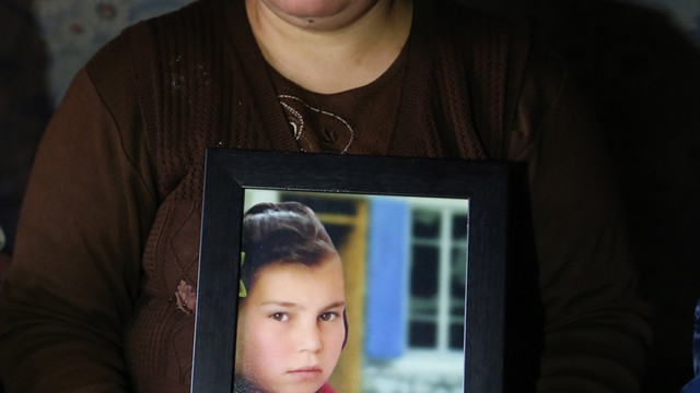 Kızlarının tek kare fotoğrafıyla teselli bulmaya çalışıyorlar