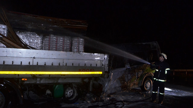 Kocaeli'de minibüsün çarptığı tırda yangın