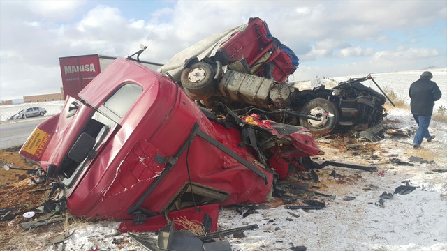 Konya'da iki tır çarpıştı: 1 ölü, 1 yaralı