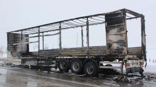 Konya'da seyir halindeki tır yandı