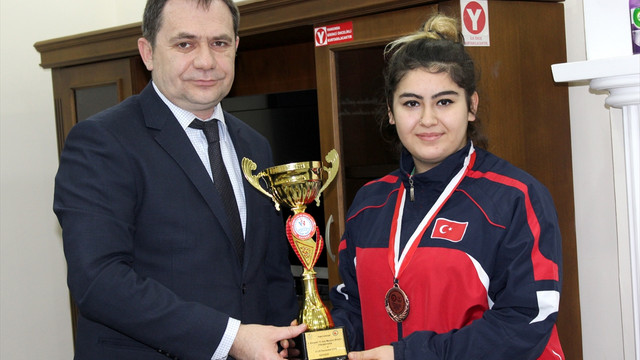 Kazandığı kupayı Emniyet Müdürlüğüne hediye etti