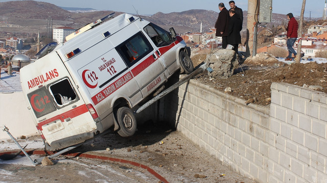 Kütahya'da ambulans elektrik direğine çarptı: 5 yaralı