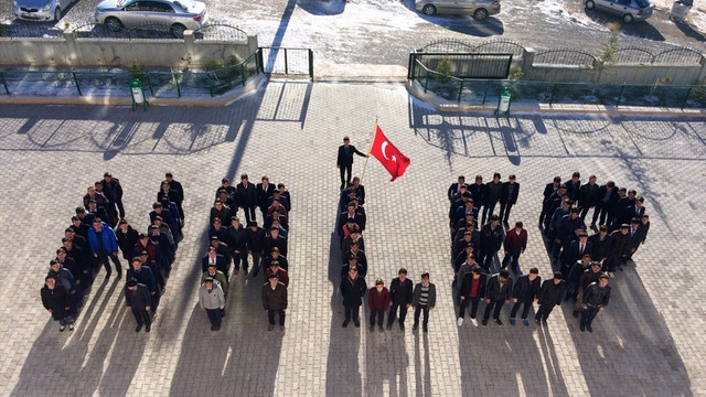 Lise öğrencileri bedenleriyle Halep yazdı