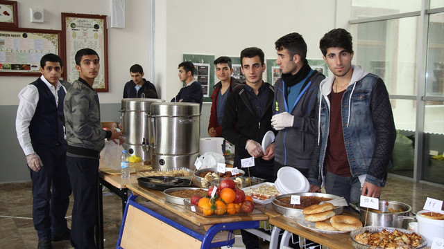 Lise öğrencileri harçlıklarını Halep'e gönderdi