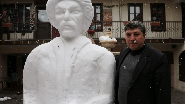 Lületaşı ustası kardan Yunus Emre heykeli yaptı