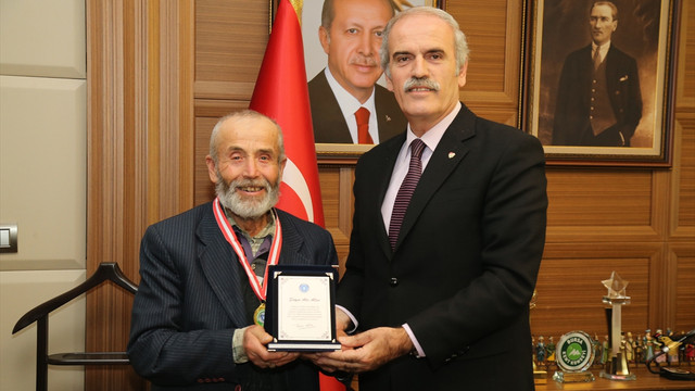 Mahallesini temizleyen kişiye çevre ödülü