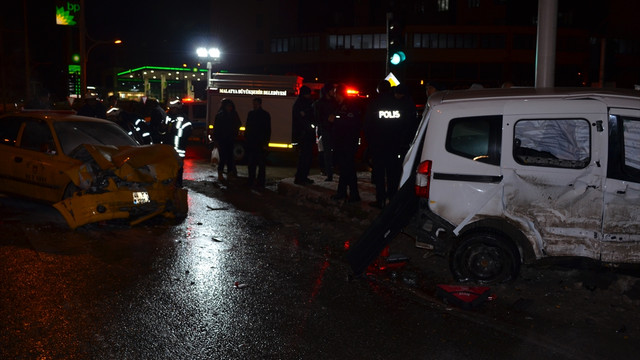 Malatya'da iki otomobil çarpıştı: 6 yaralı