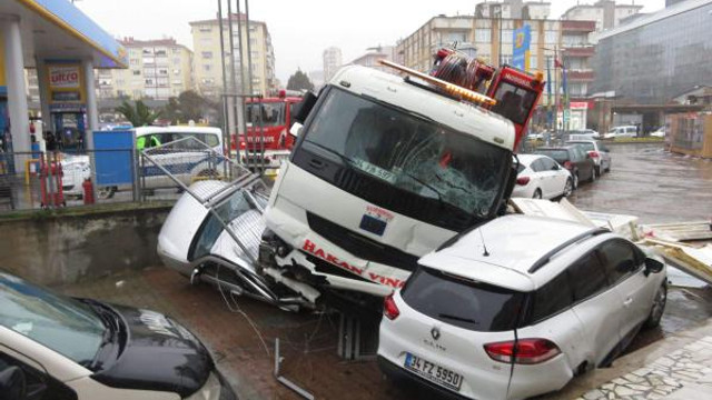 Maltepede freni boşalan kamyon 8 araca çarptı: 6 yaralı