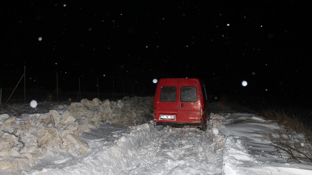 Manisa'da karda mahsur kalan aile kurtarıldı