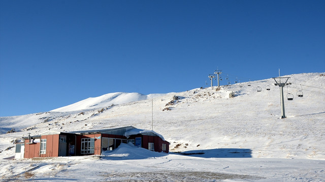 Maviyle beyazın buluştuğu kayak mekezi