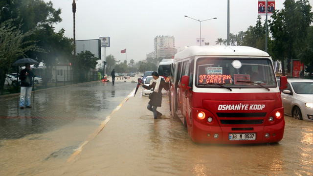 Mersinde kuvvetli yağış