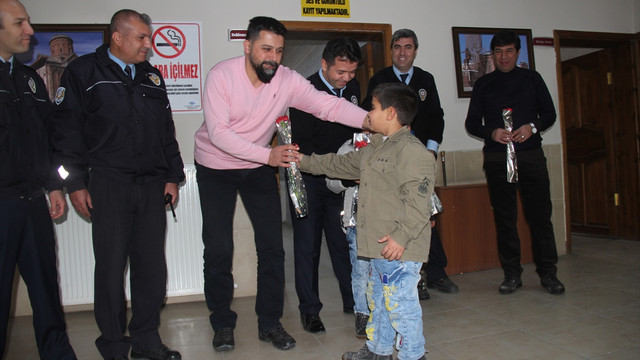 Minik yüreklerden polise anlamlı destek