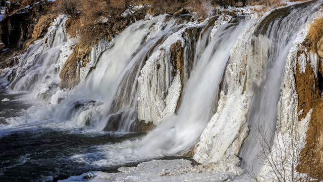 Muradiye Şelalesi dondu
