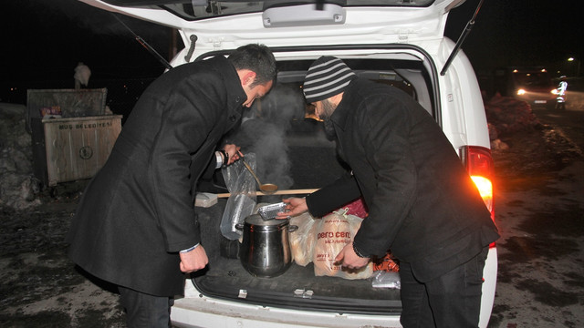 Muş'ta, AK Partili gençlerden polise sıcak çorba